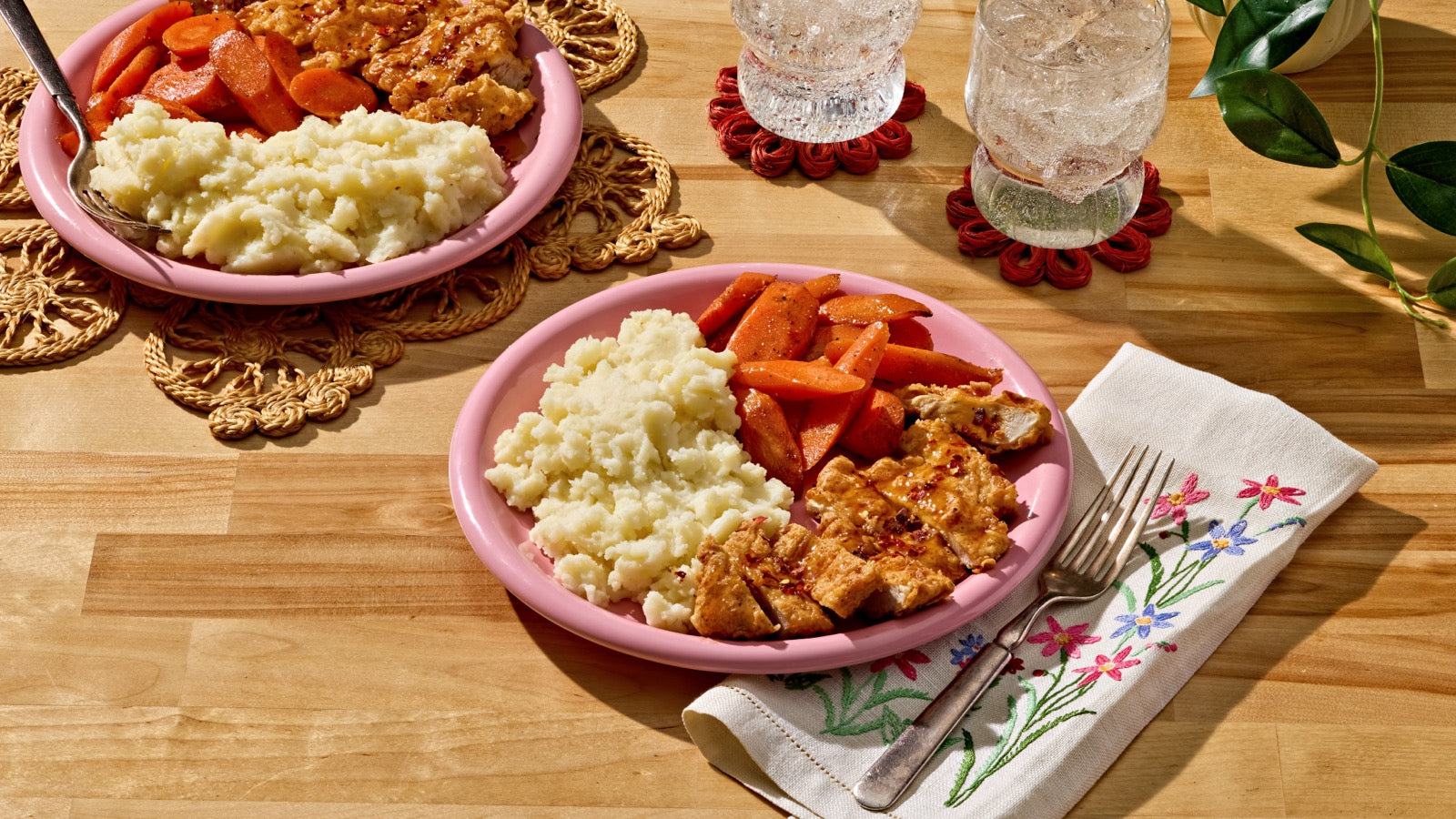 Mashed potatoes served with roasted vegetables